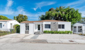 **SPACIOUS/PRIVATE 5BR HOUSE DESIGN DISTRICT**